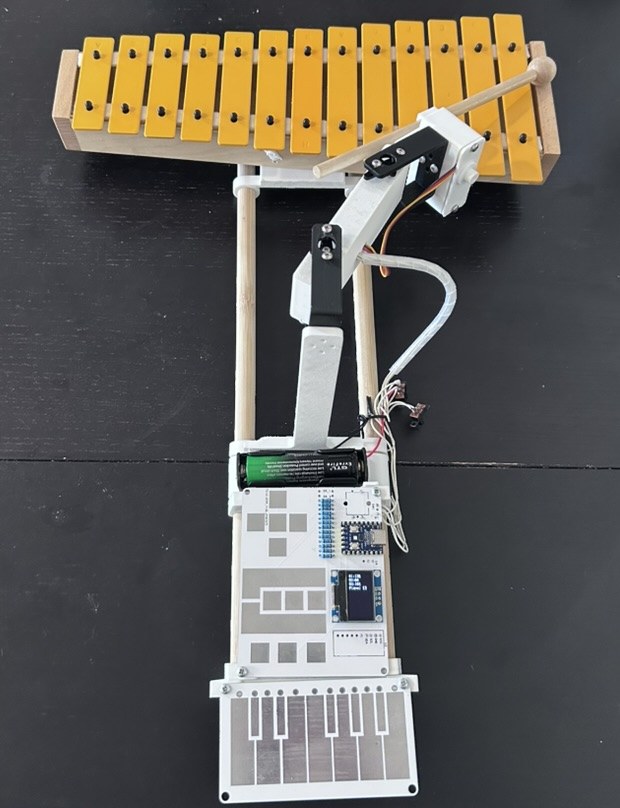 Xylobot with one arm, a battery and a touch keyboard
